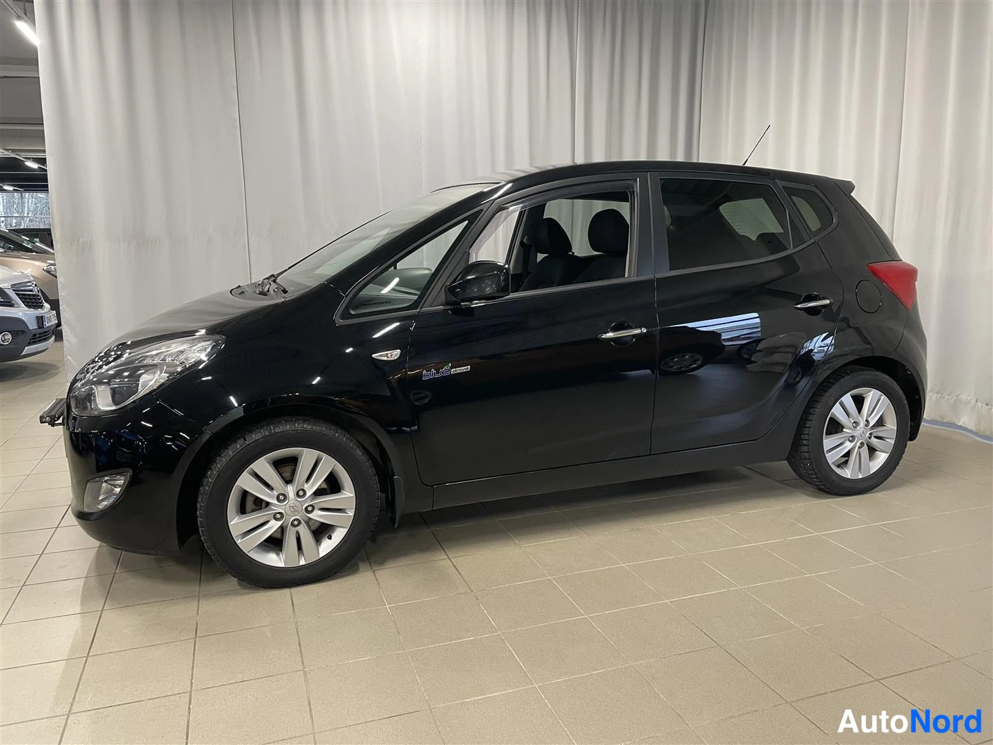 Musta Hyundai IX20 2012, etuviisto, keula vasemmalle, kuva 2
