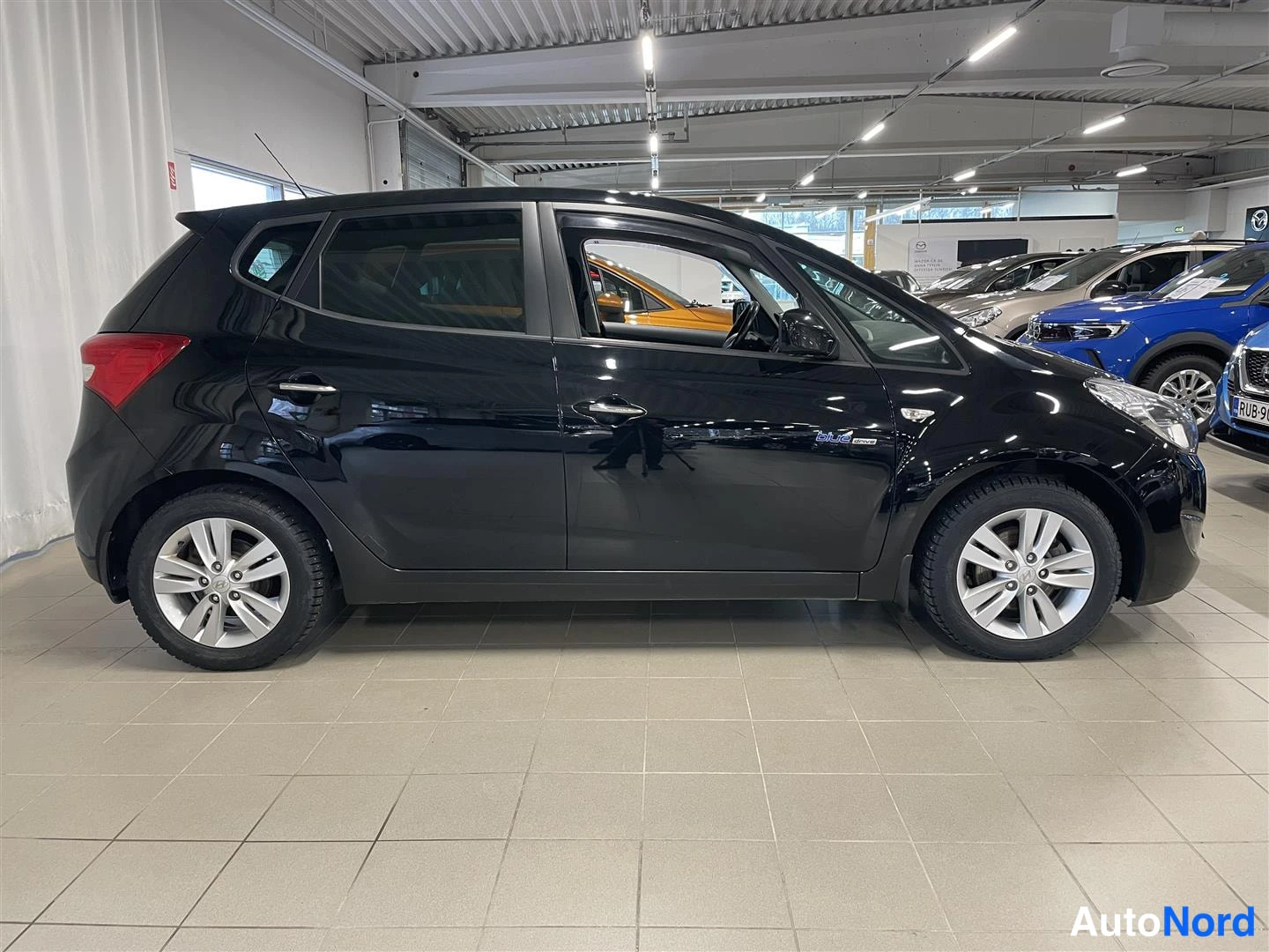 Musta Hyundai IX20 2012, sivulta, kuva 5