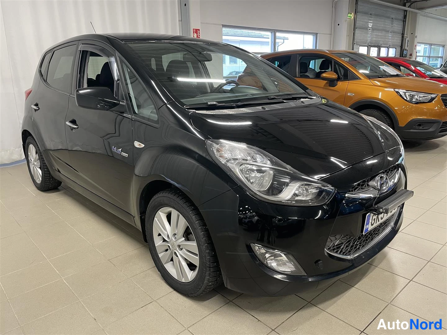 Musta Hyundai IX20 2012, etuviisto, keula oikealle, kuva 3
