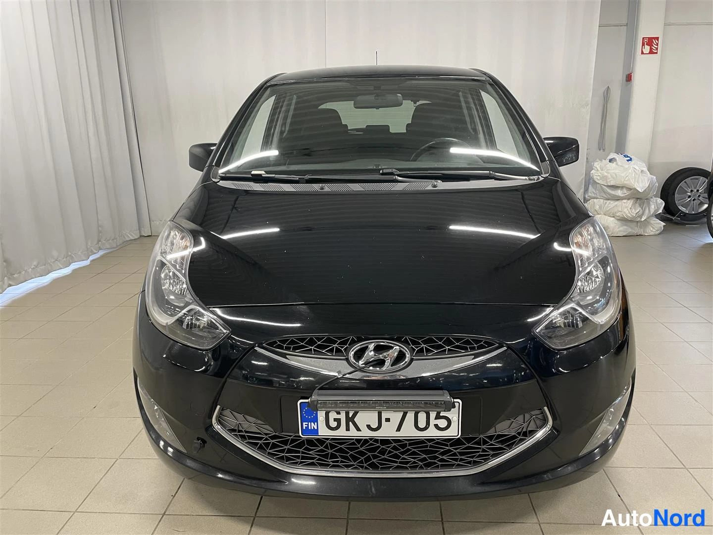 Musta Hyundai IX20 2012, edestä, kuva 4