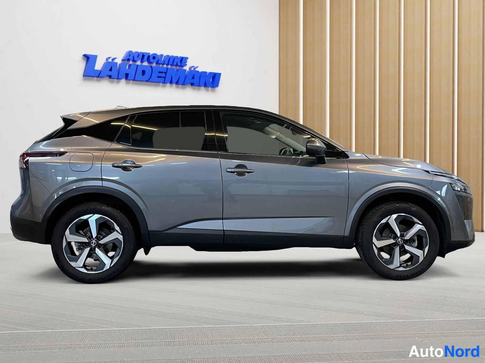 Harmaa Nissan Qashqai 2022, etuviisto, keula oikealle, kuva 4