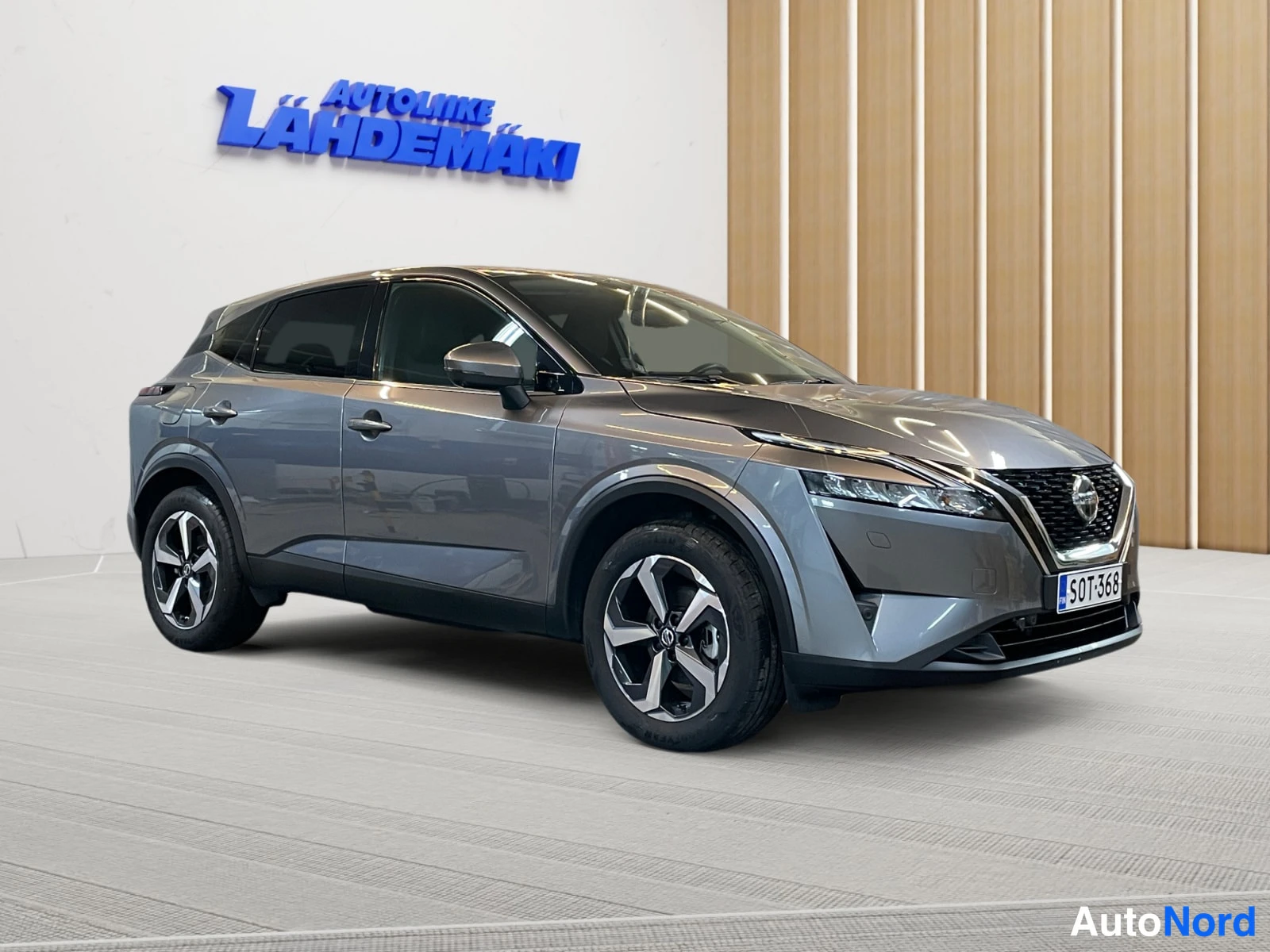 Harmaa Nissan Qashqai 2022, etuviisto, keula oikealle, kuva 5