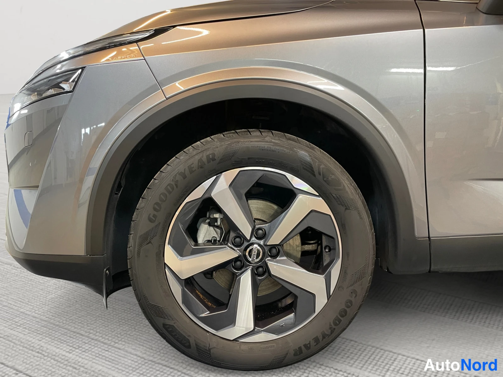 Harmaa Nissan Qashqai 2022, etuviisto, keula vasemmalle, kuva 3