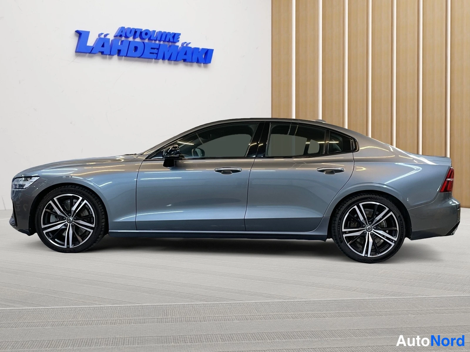 Harmaa Volvo S60 2021, sivulta, kuva 5