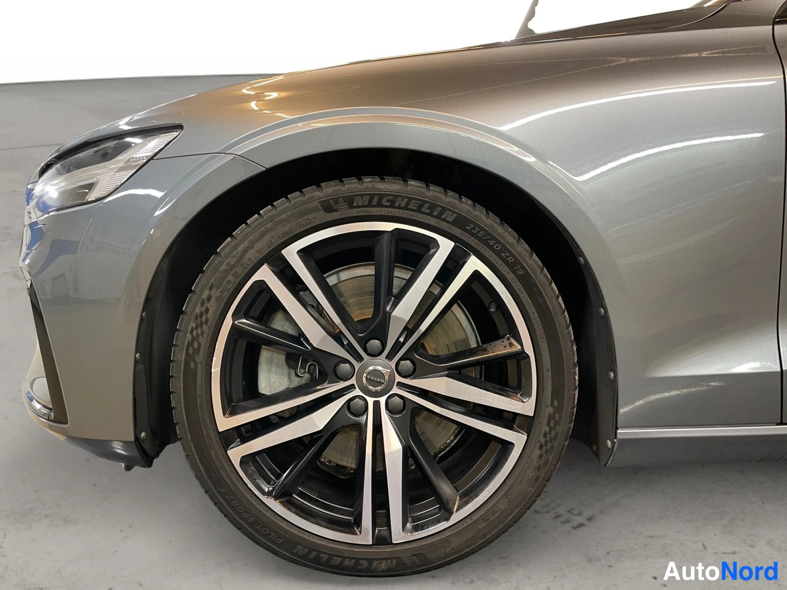 Harmaa Volvo S60 2021, etuviisto, keula vasemmalle, kuva 2