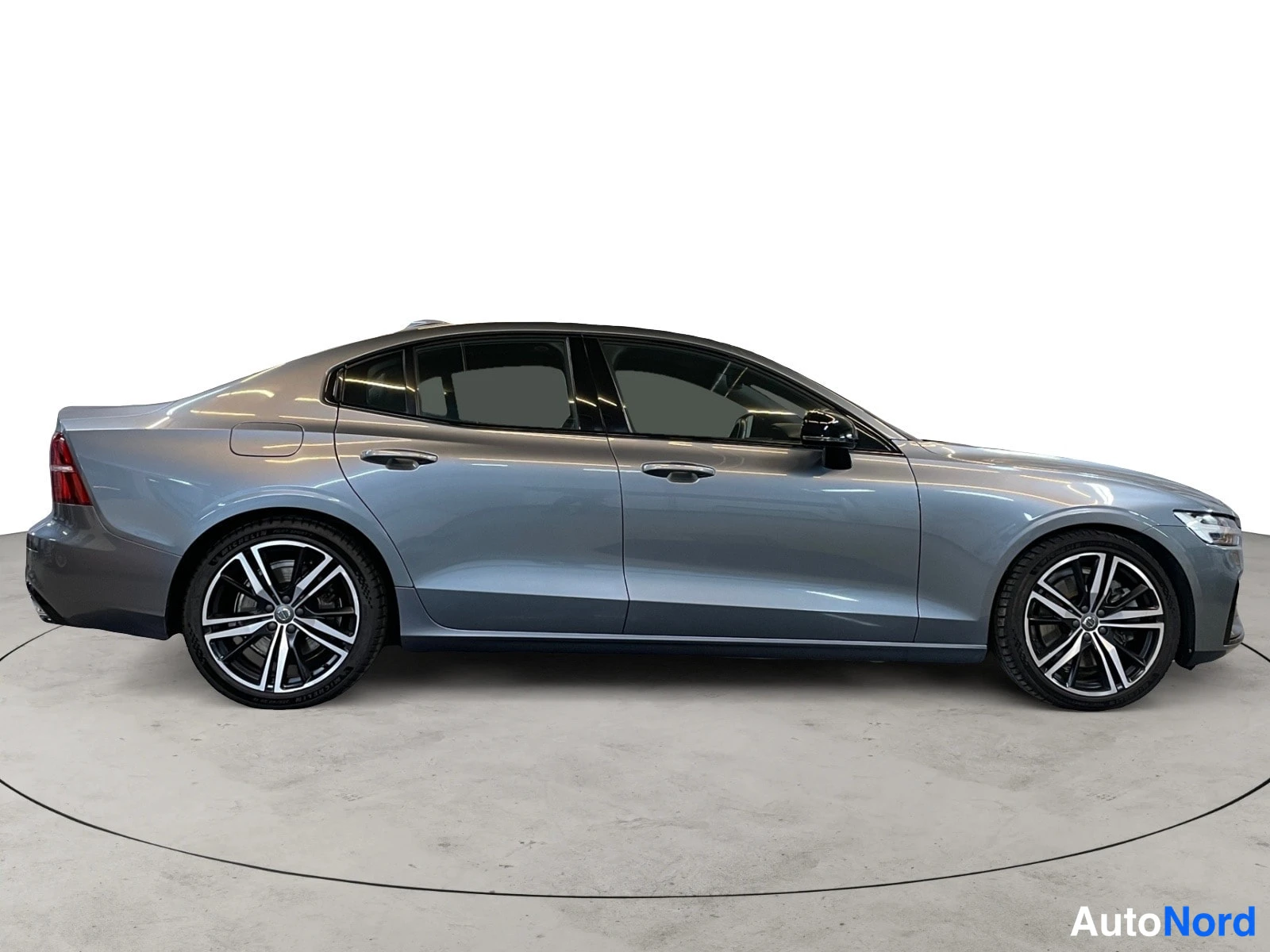 Harmaa Volvo S60 2021, sivulta, kuva 6