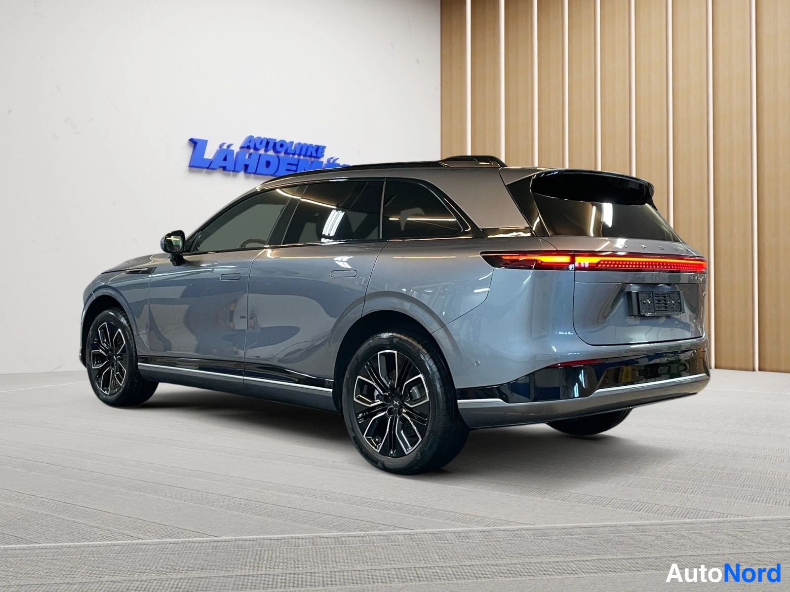 Grey Xpeng G9 2026, rear three-quarter, photo 8