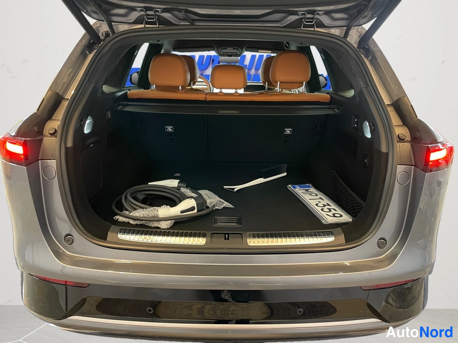 Grey Xpeng G9 2026, rear, photo 10