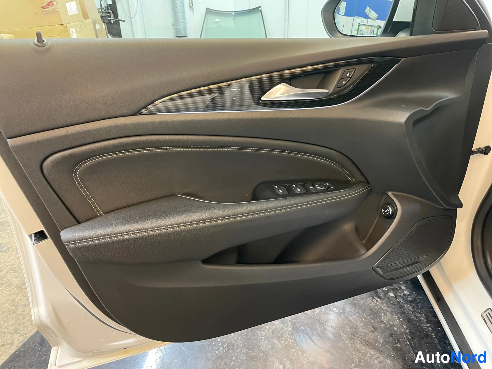 Valkoinen Opel Insignia 2019, kuva 11