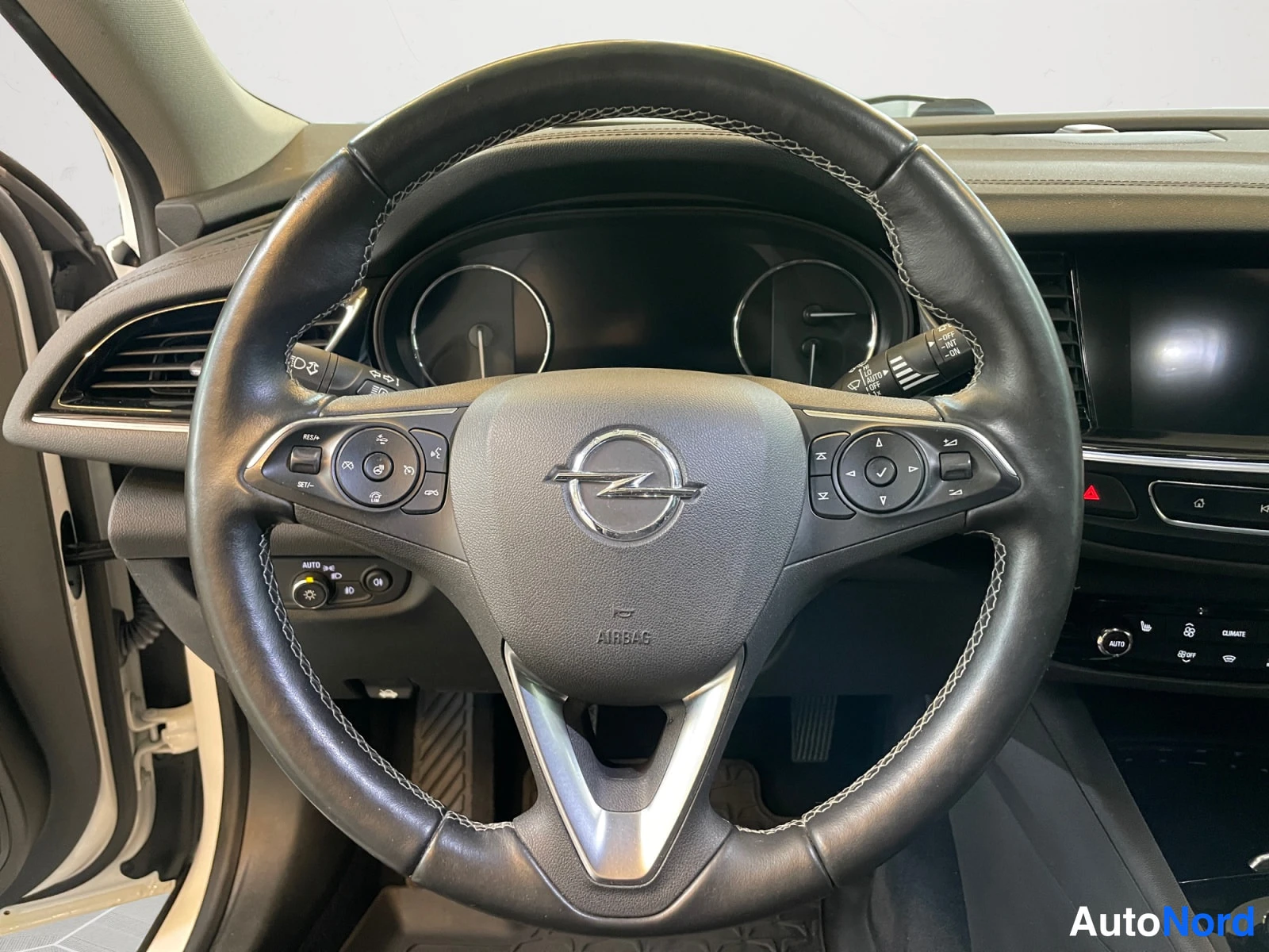 Valkoinen Opel Insignia 2019, kuva 12