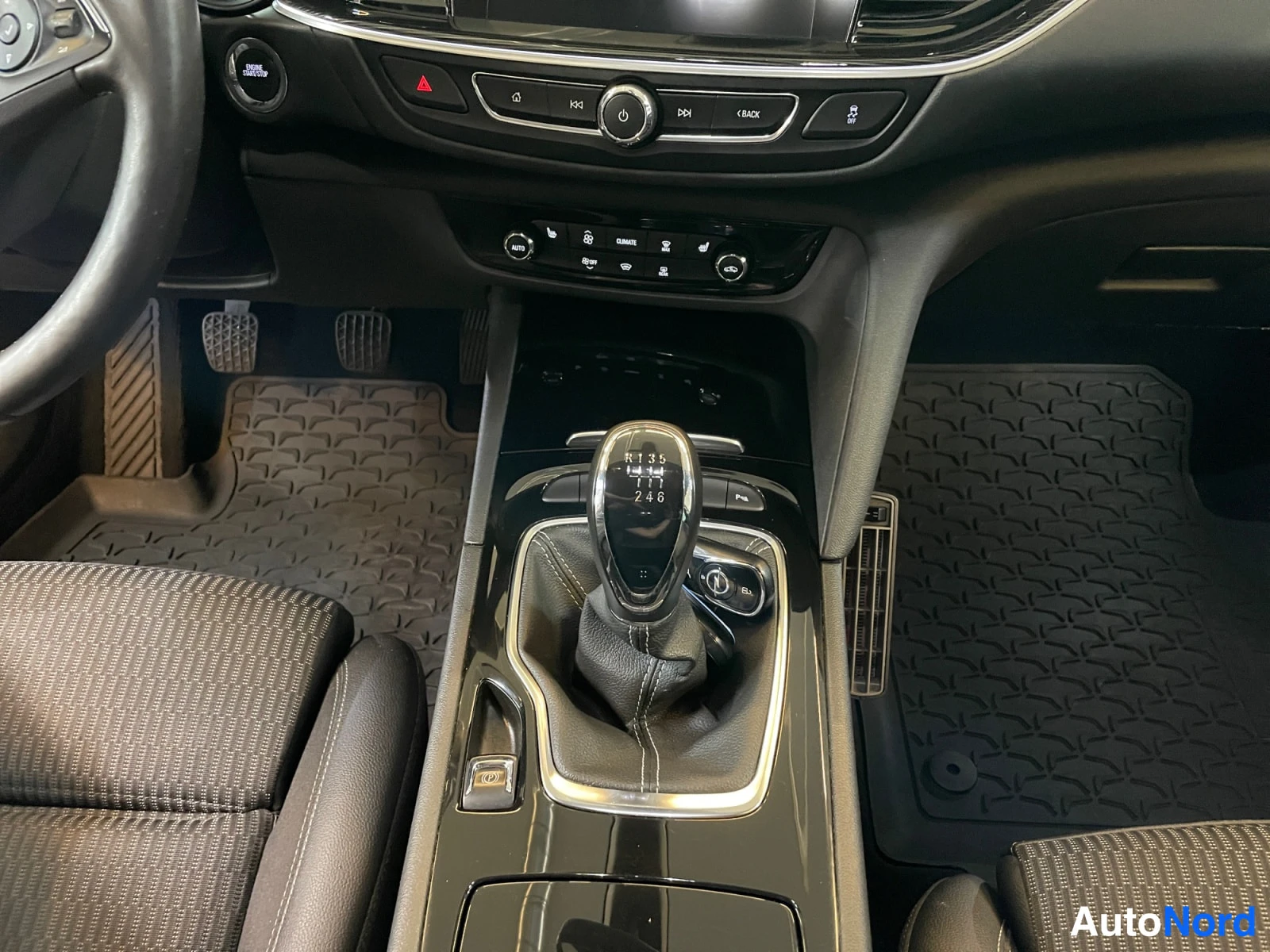 Valkoinen Opel Insignia 2019, kuva 13