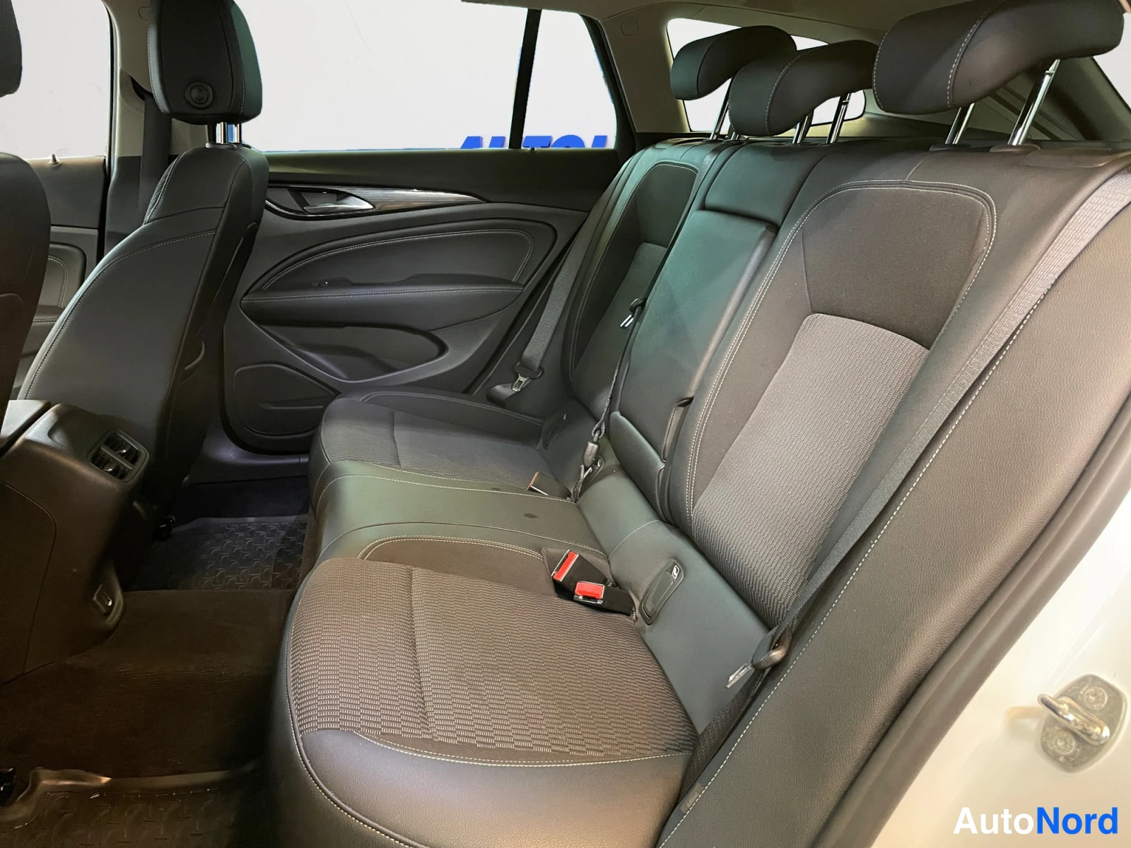 Valkoinen Opel Insignia 2019, kuva 15