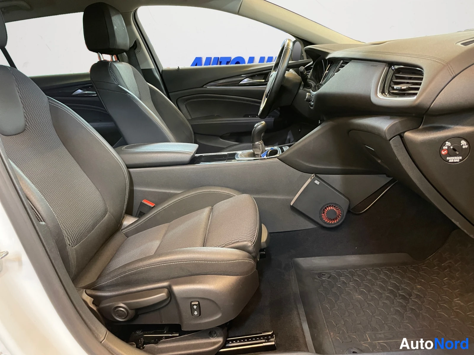 Valkoinen Opel Insignia 2019, kuva 16