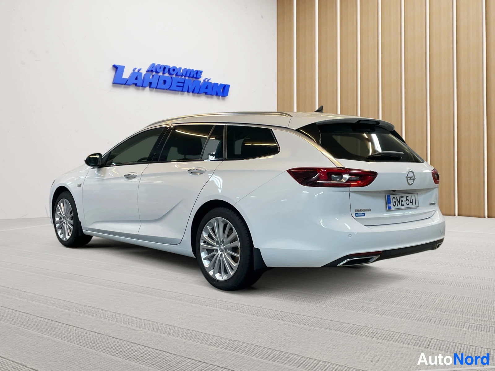 Valkoinen Opel Insignia 2019, takaviisto, kuva 7