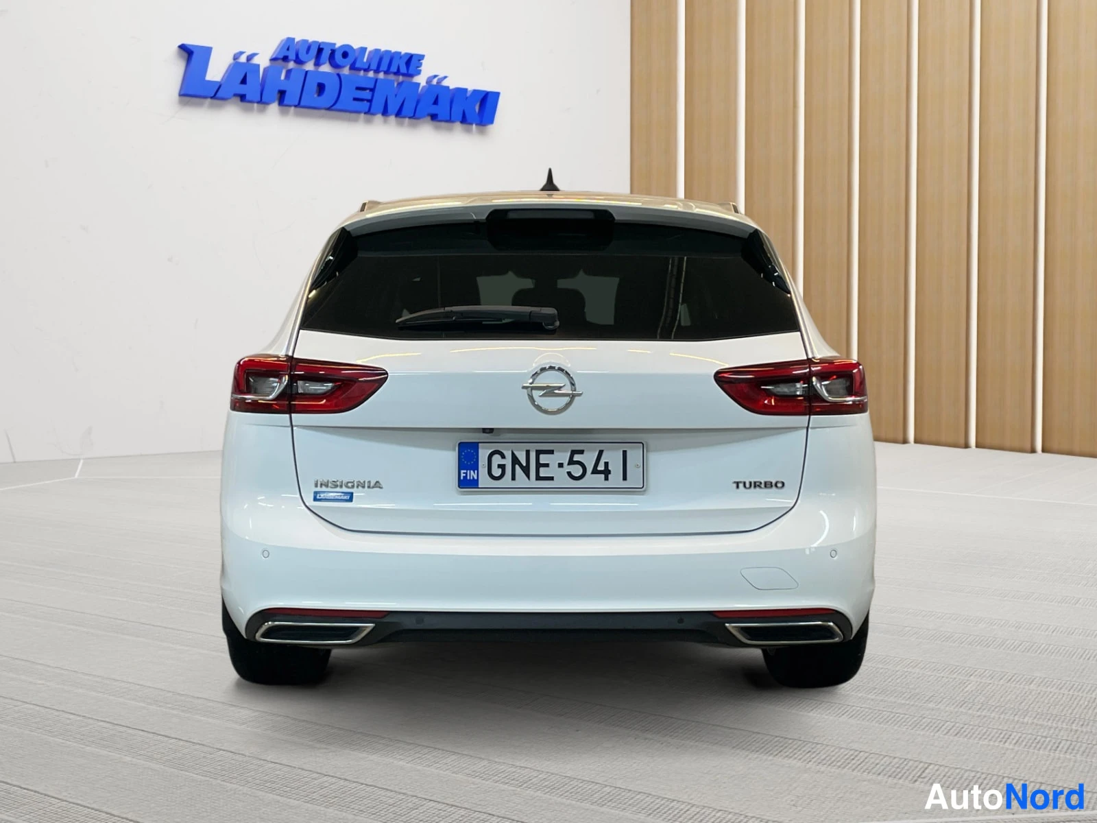 Valkoinen Opel Insignia 2019, takaa, kuva 9