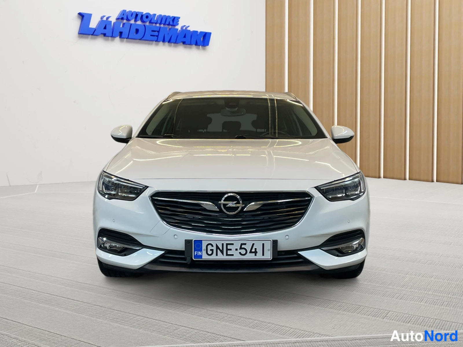 Valkoinen Opel Insignia 2019, edestä, kuva 4