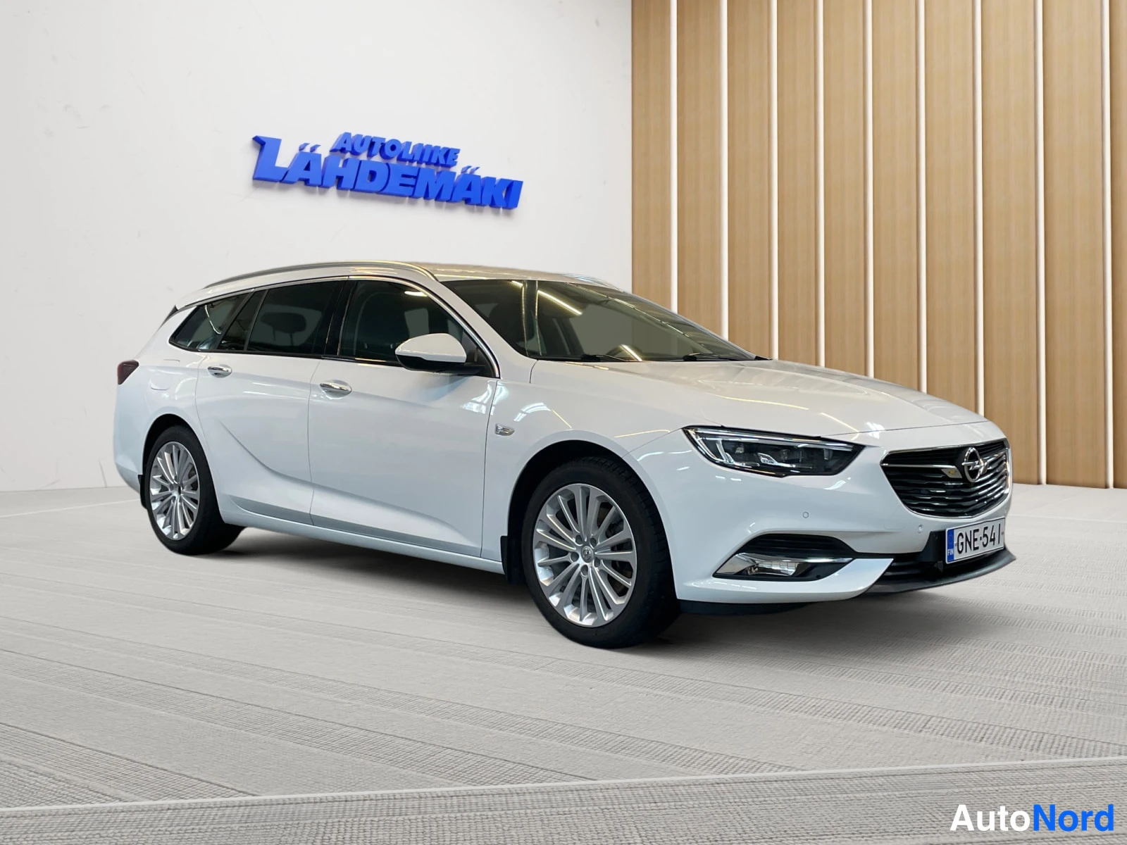 Valkoinen Opel Insignia 2019, etuviisto, keula oikealle, kuva 2