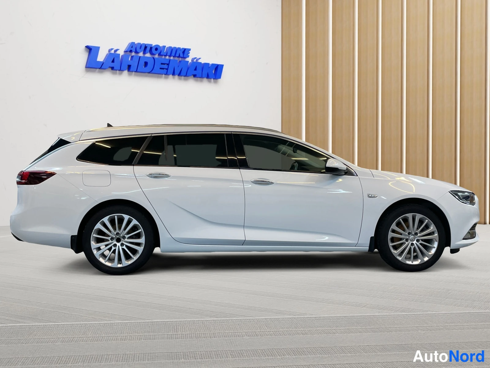 Valkoinen Opel Insignia 2019, etuviisto, keula oikealle, kuva 3