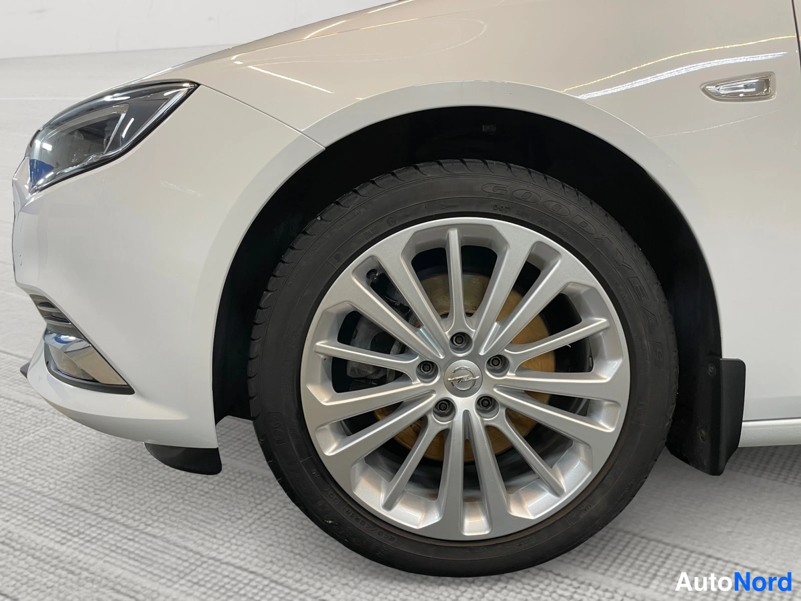 Valkoinen Opel Insignia 2019, edestä, kuva 5
