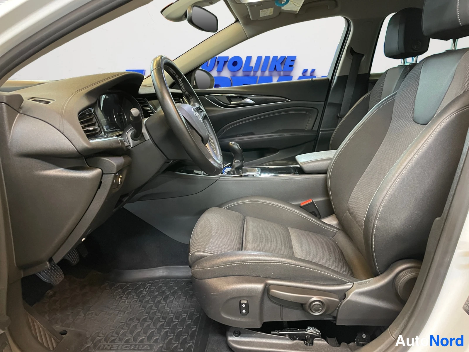 Valkoinen Opel Insignia 2019, kuva 20