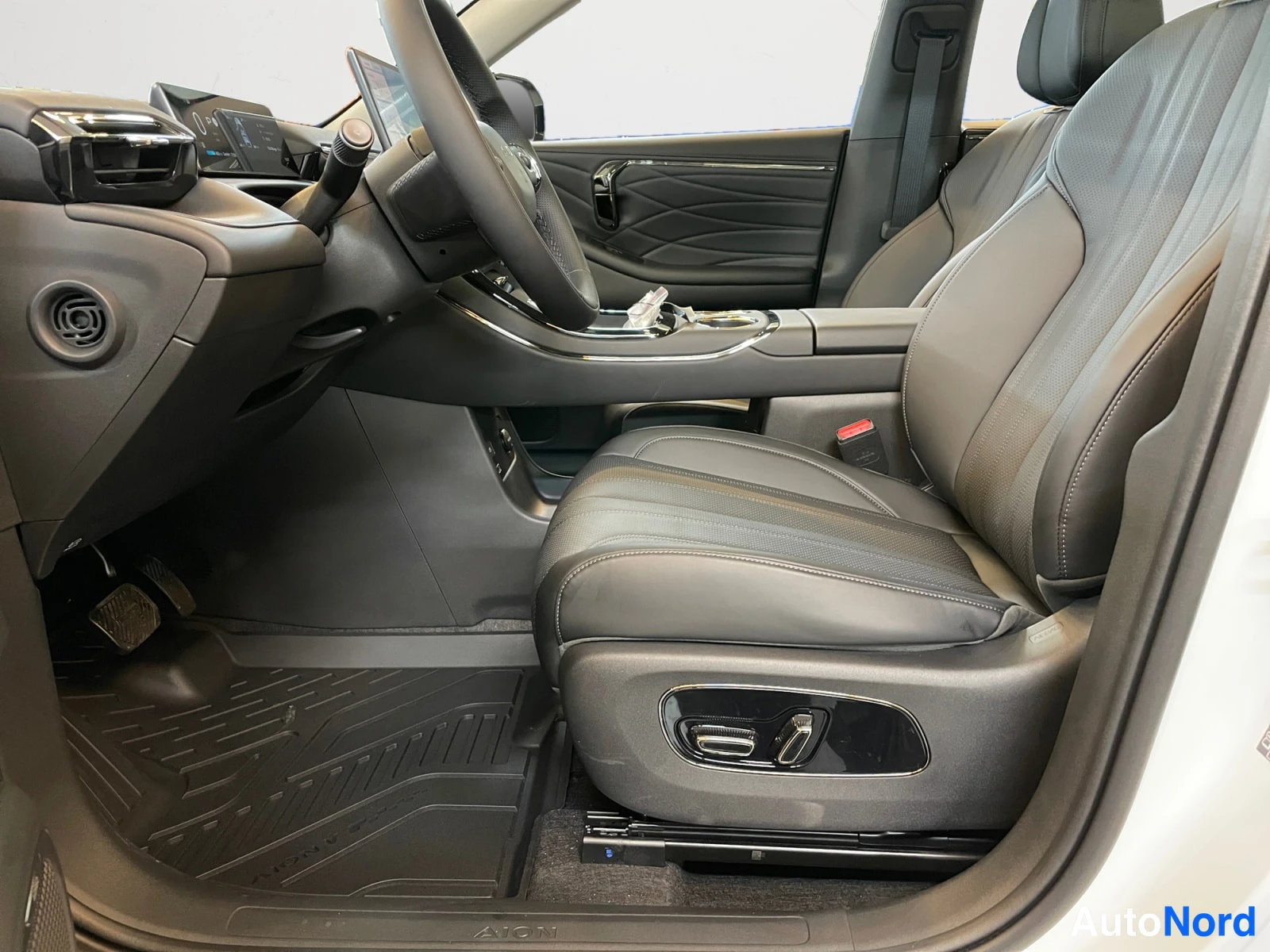 White AION V 2026, photo 10