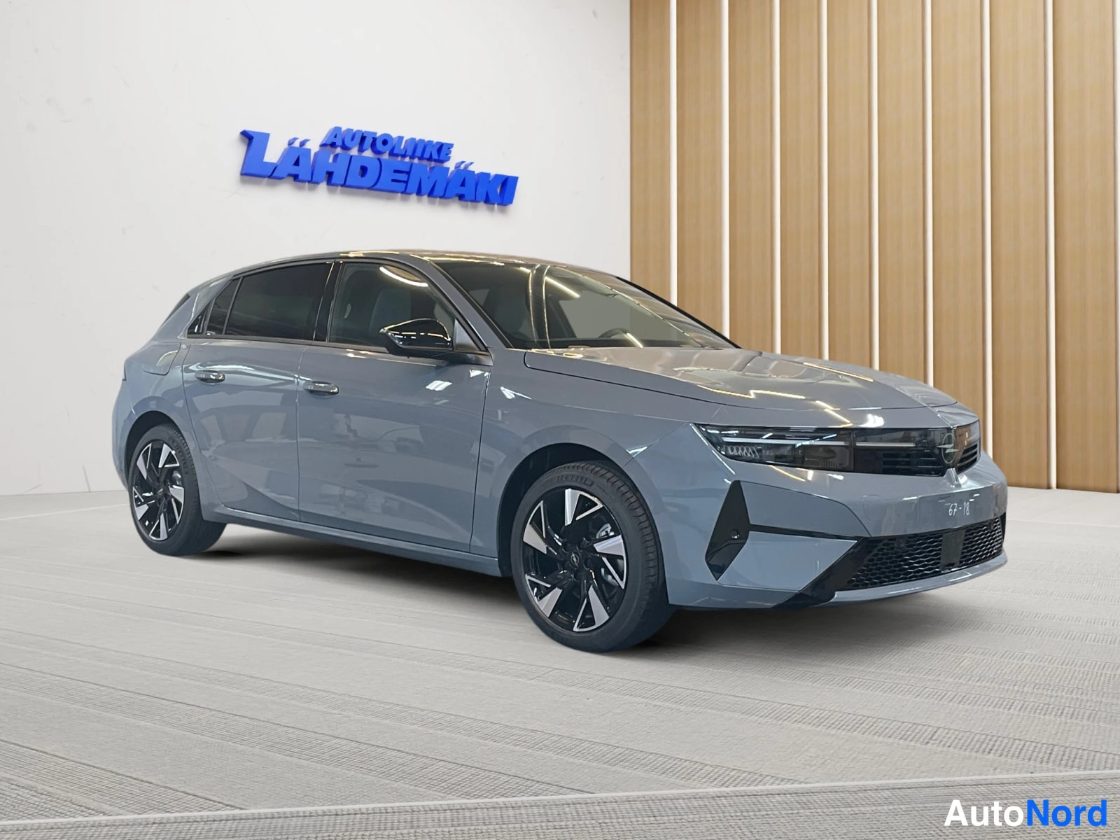 Grey Opel Astra 2026, front three-quarter, nose to the right, photo 3