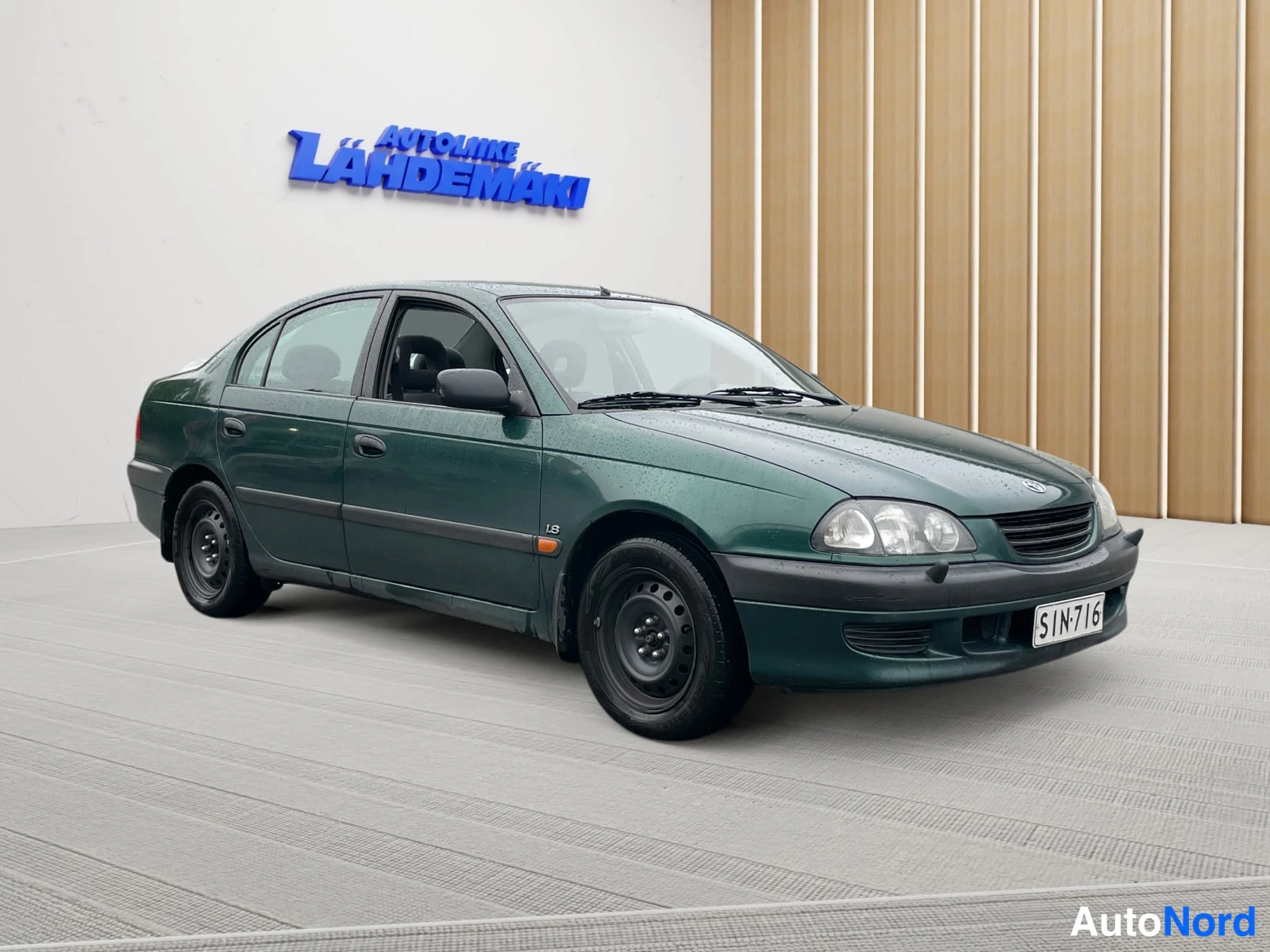 Vihreä Toyota Avensis 2000, etuviisto, keula oikealle, kuva 3