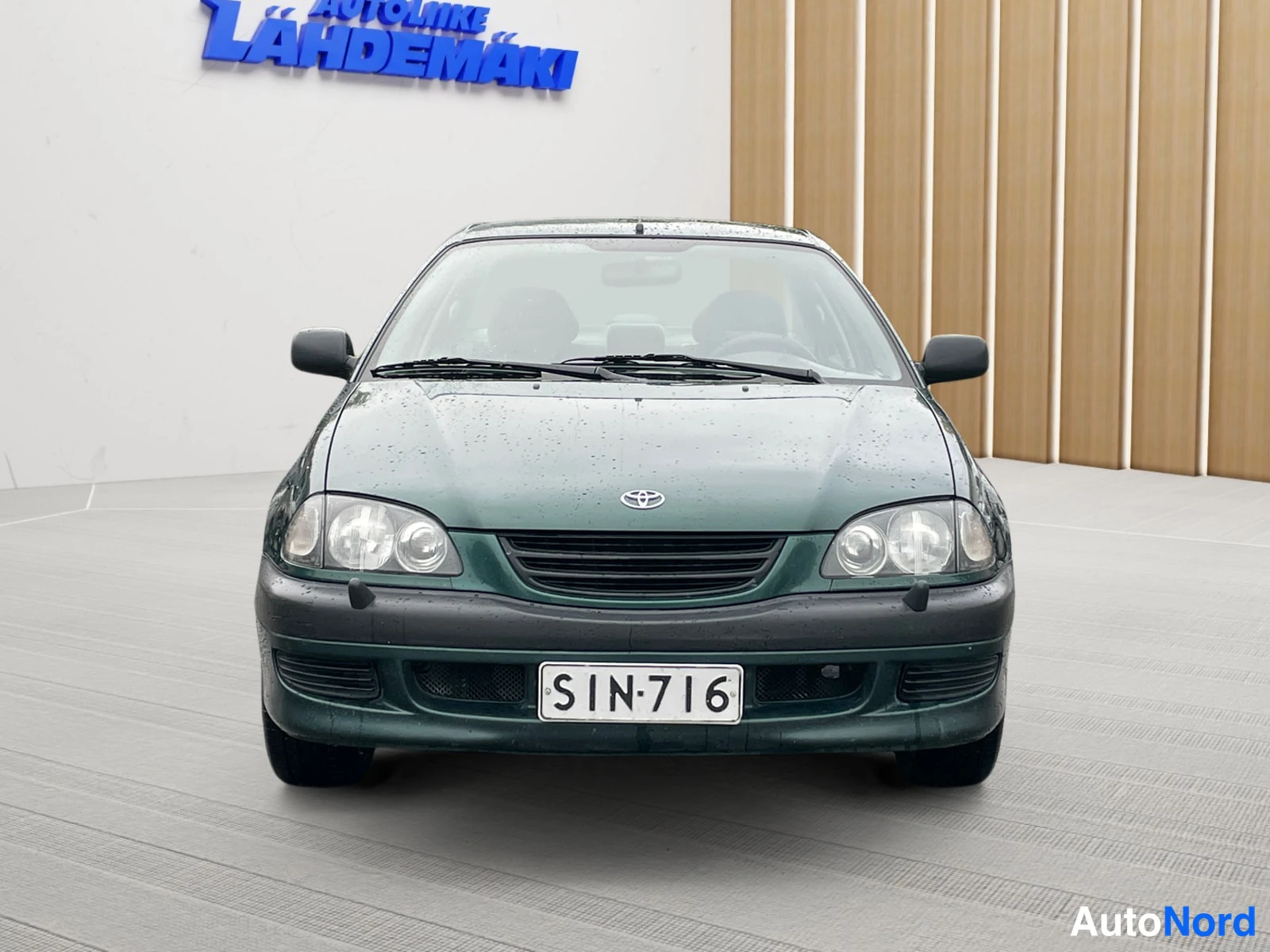 Vihreä Toyota Avensis 2000, edestä, kuva 4