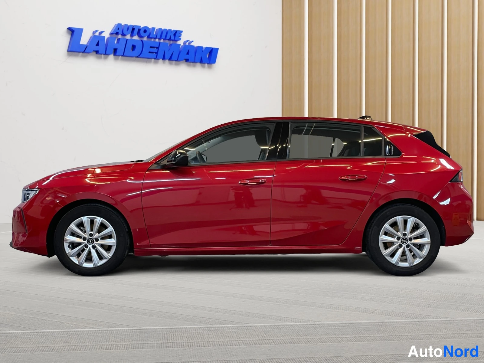 Punainen Opel Astra 2022, sivulta, kuva 5