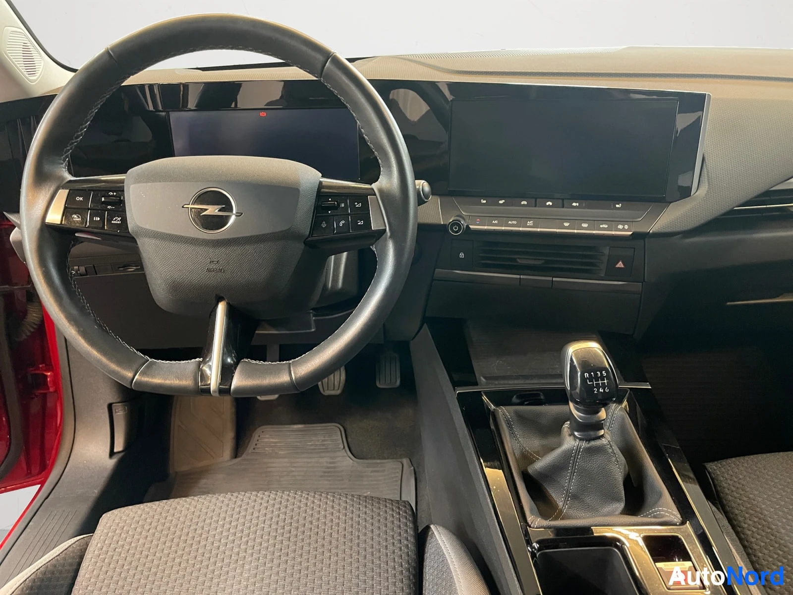 Punainen Opel Astra 2022, yksityiskohta, kuva 10