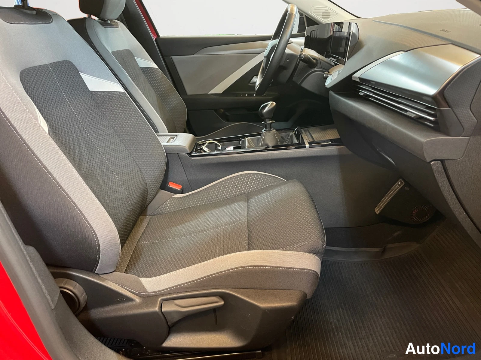 Punainen Opel Astra 2022, kuva 18