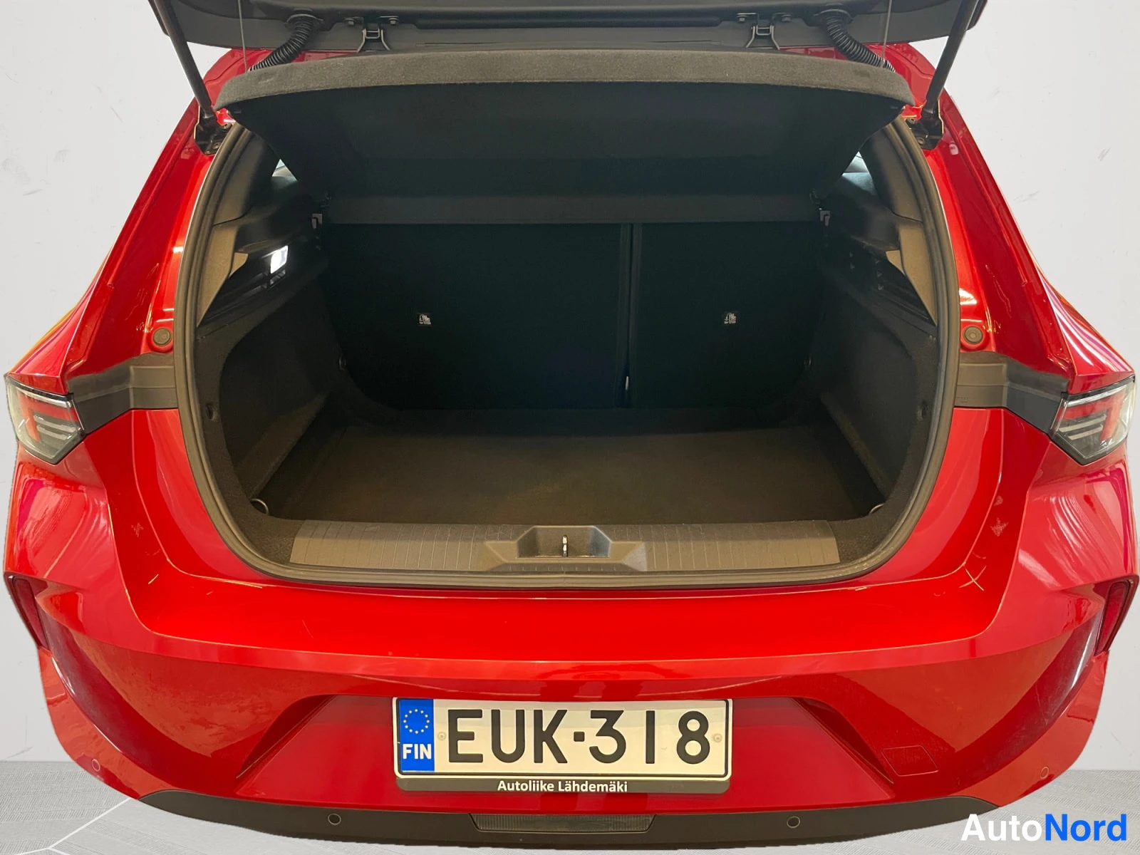 Punainen Opel Astra 2022, takaa, kuva 9
