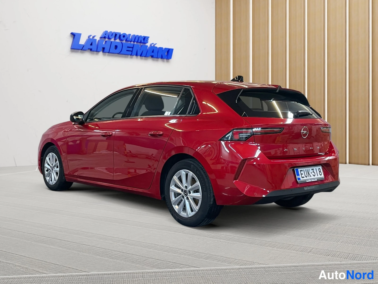 Punainen Opel Astra 2022, takaviisto, kuva 6