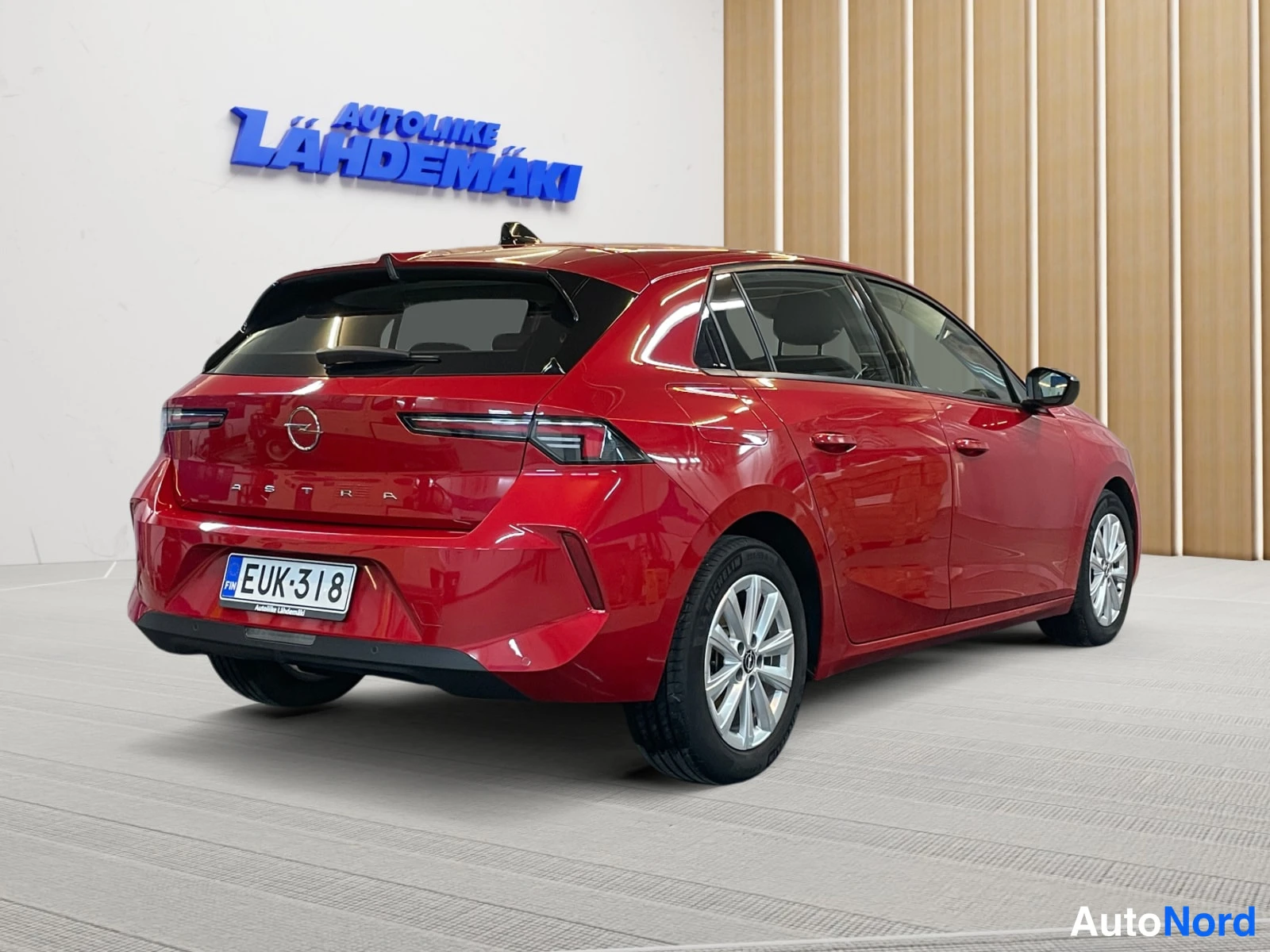 Punainen Opel Astra 2022, takaviisto, kuva 7