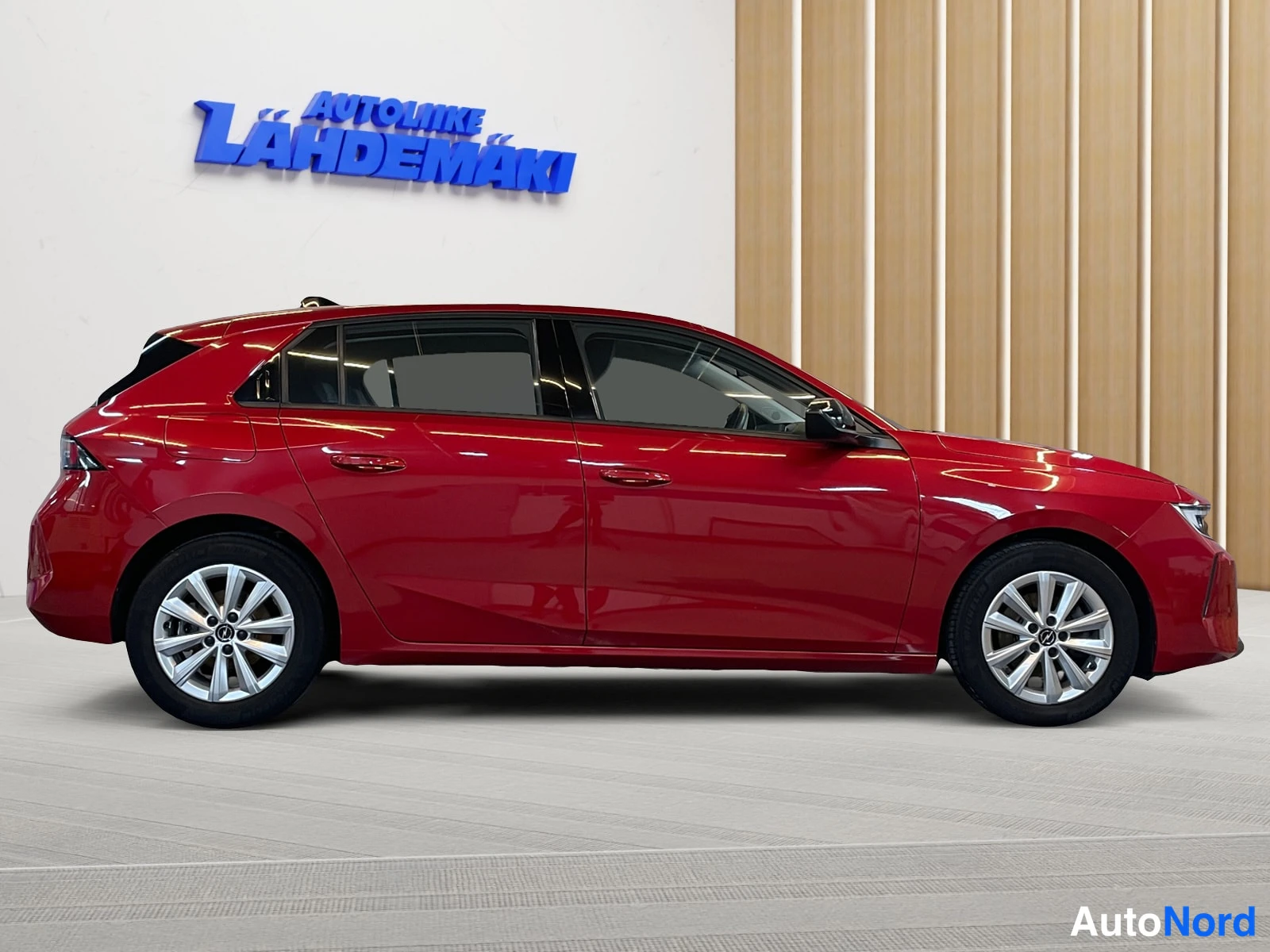 Punainen Opel Astra 2022, etuviisto, keula oikealle, kuva 2