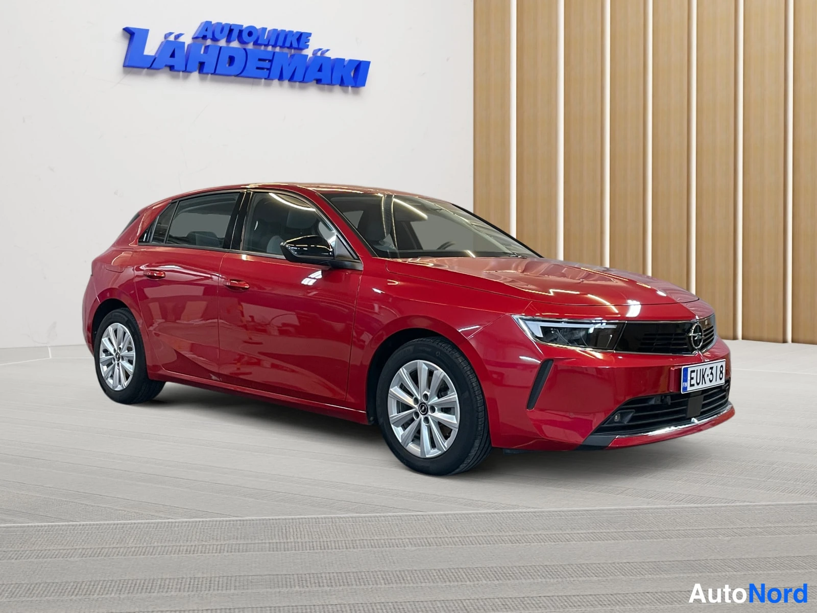 Punainen Opel Astra 2022, etuviisto, keula oikealle, kuva 3