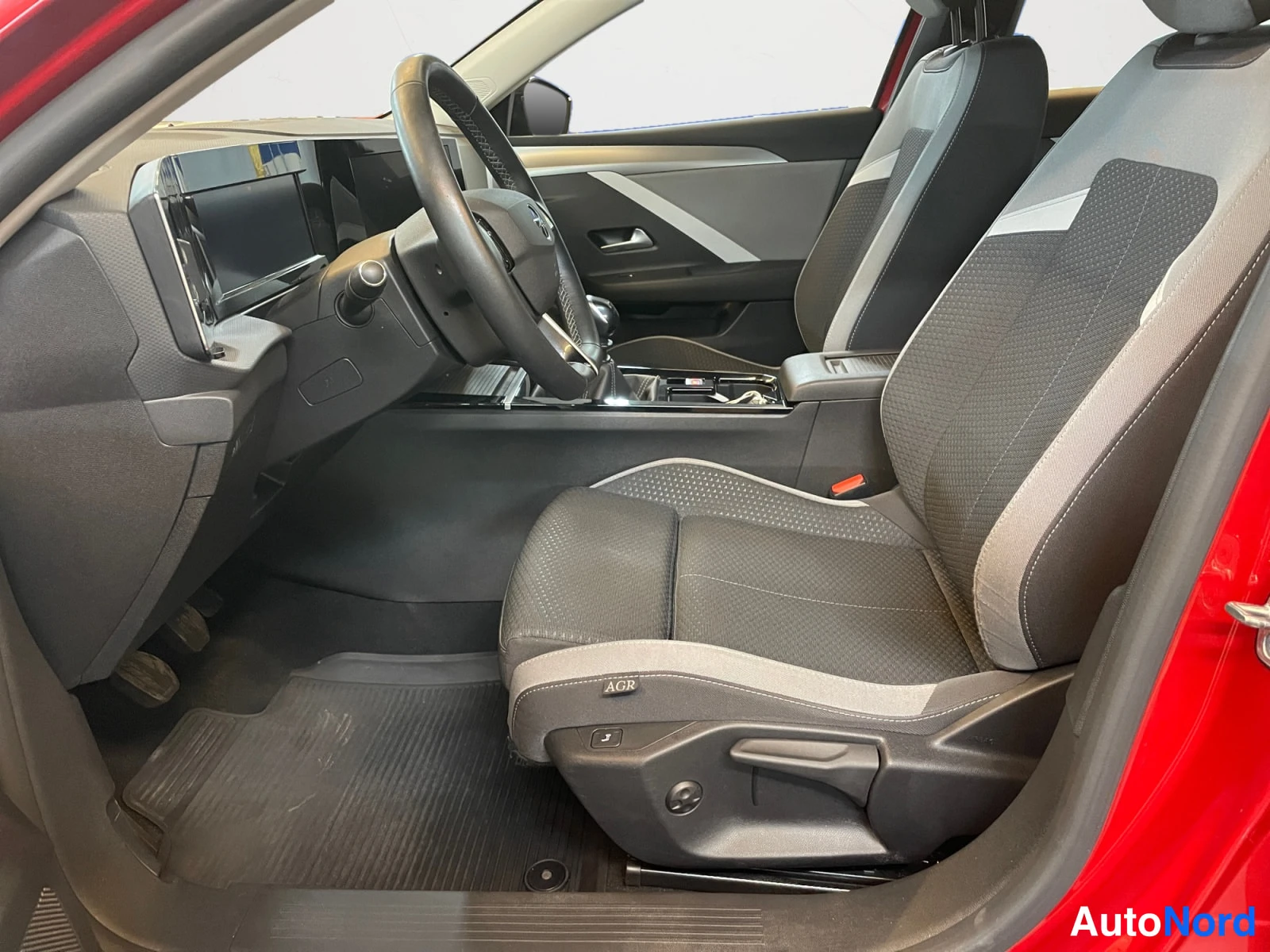 Punainen Opel Astra 2022, kuva 12
