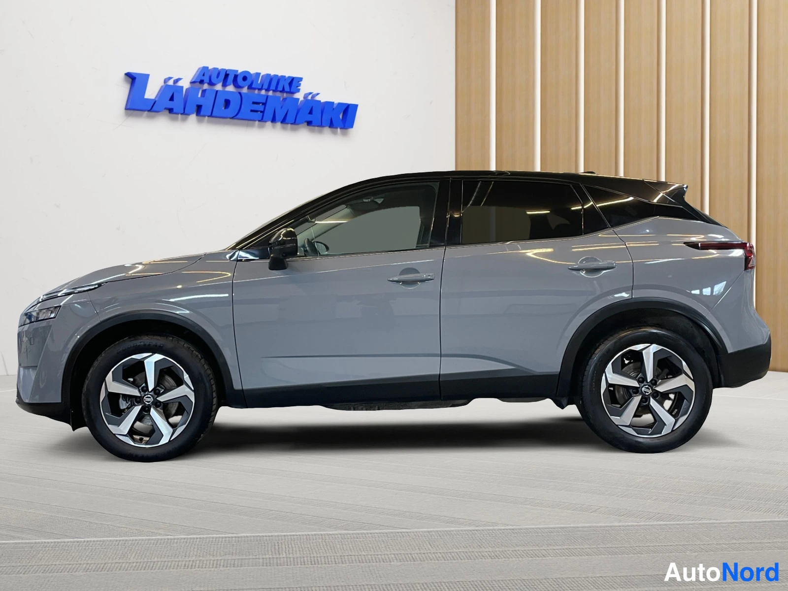 Harmaa Nissan Qashqai 2022, sivulta, kuva 5