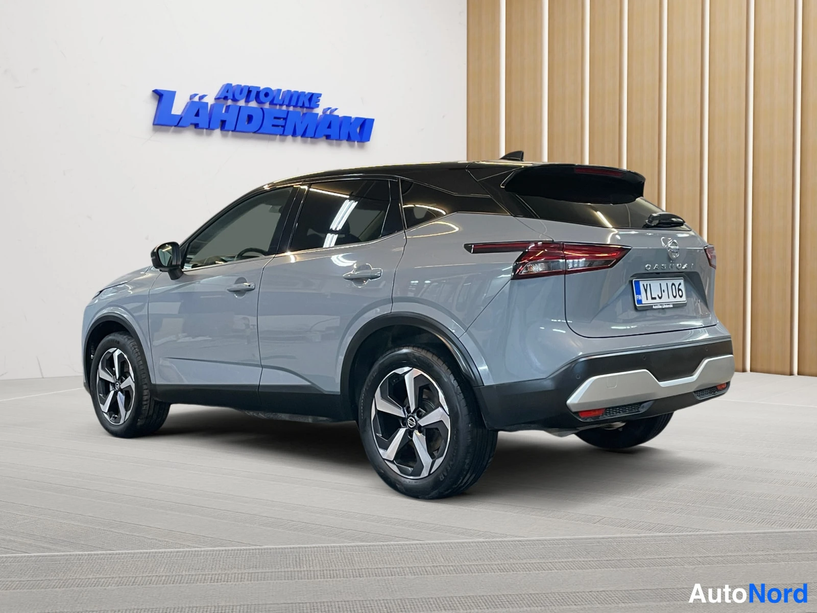 Harmaa Nissan Qashqai 2022, takaviisto, kuva 7