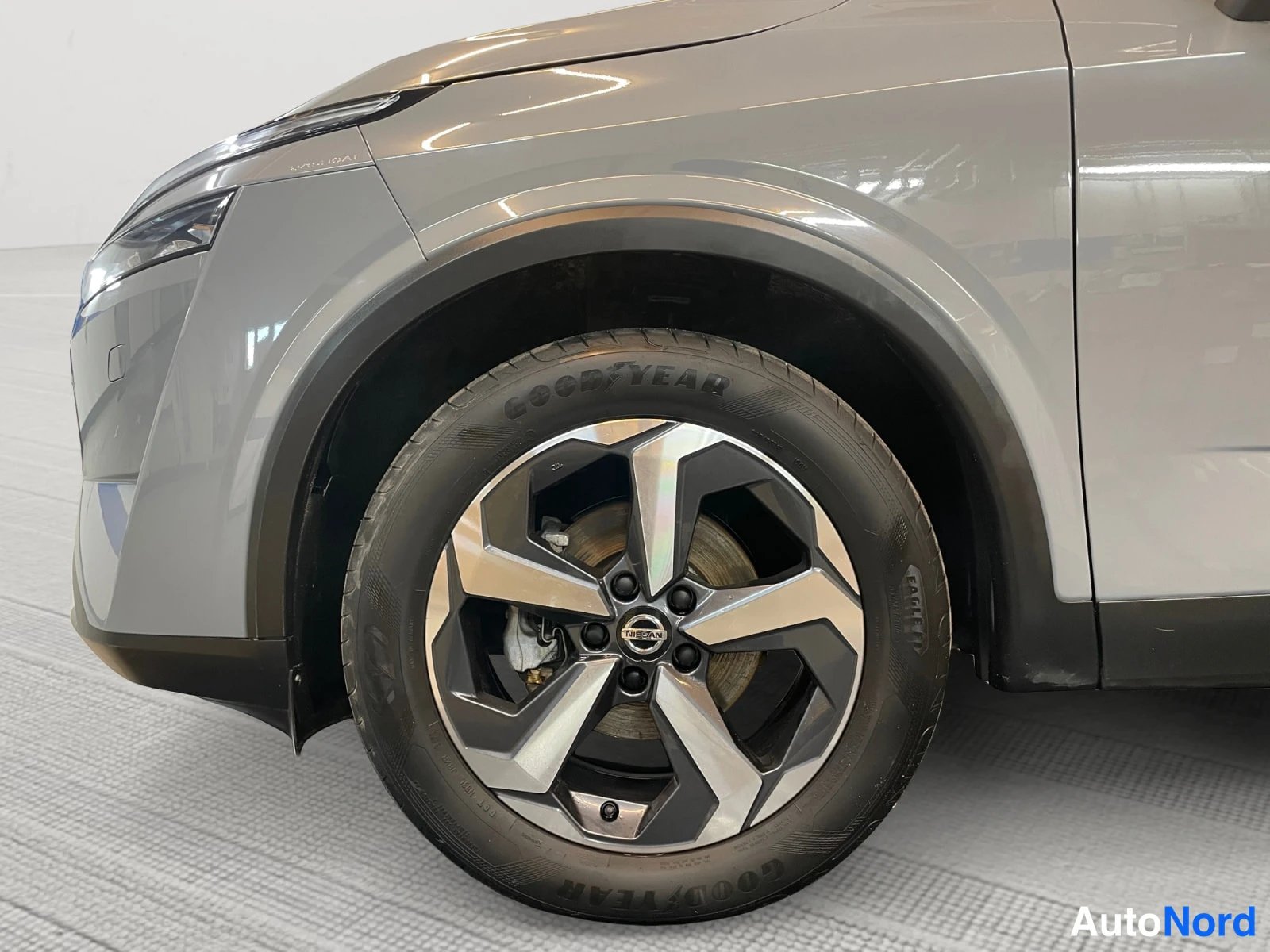 Harmaa Nissan Qashqai 2022, etuviisto, keula vasemmalle, kuva 2