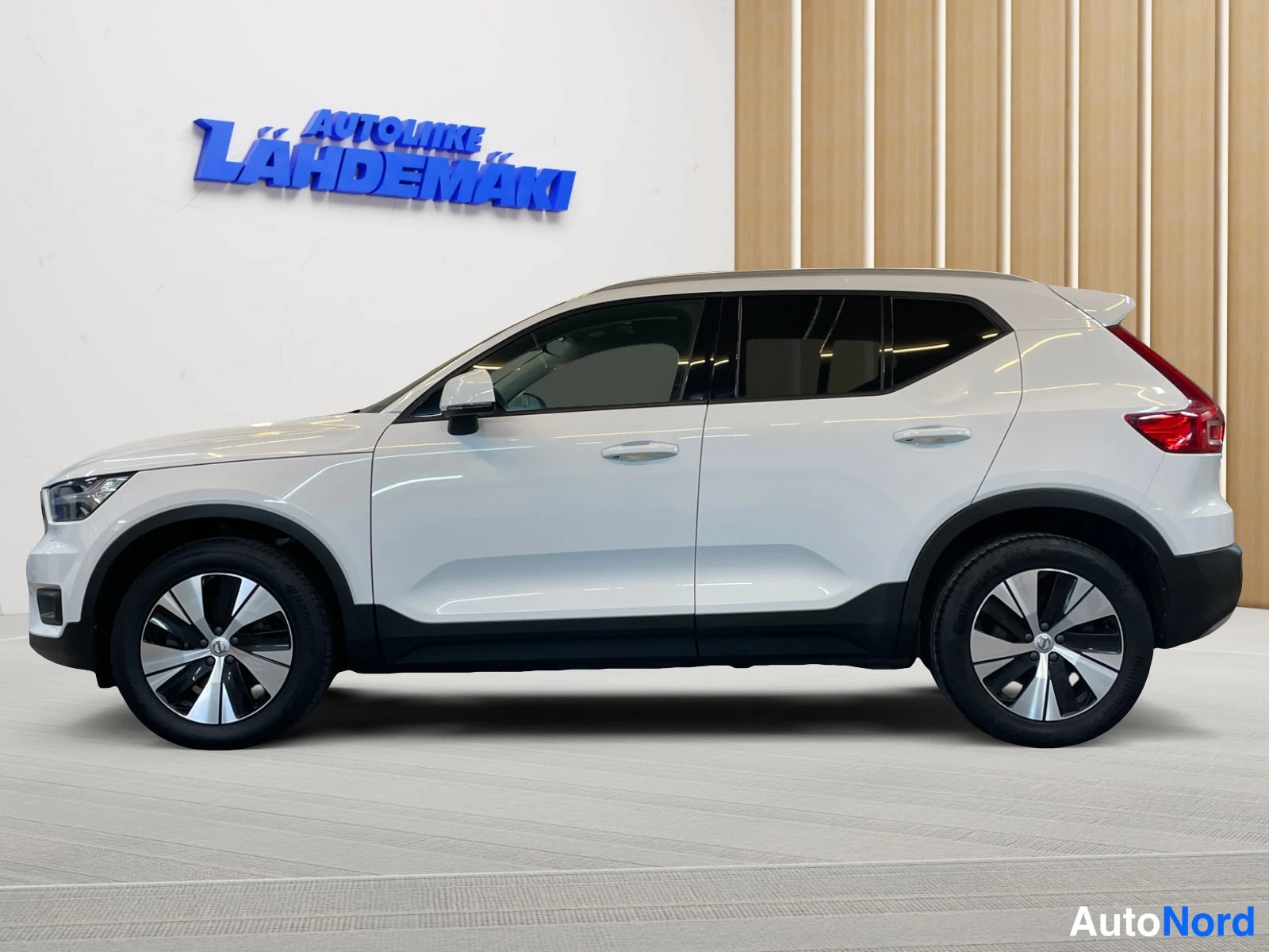 Valkoinen Volvo XC40 2021, sivulta, kuva 8