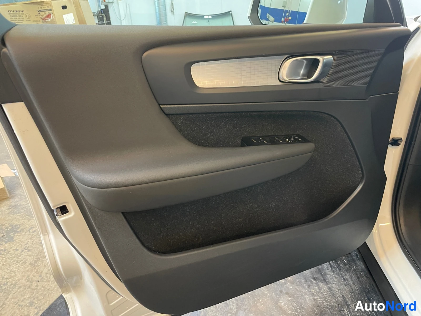 Valkoinen Volvo XC40 2021, etuviisto, keula vasemmalle, kuva 4