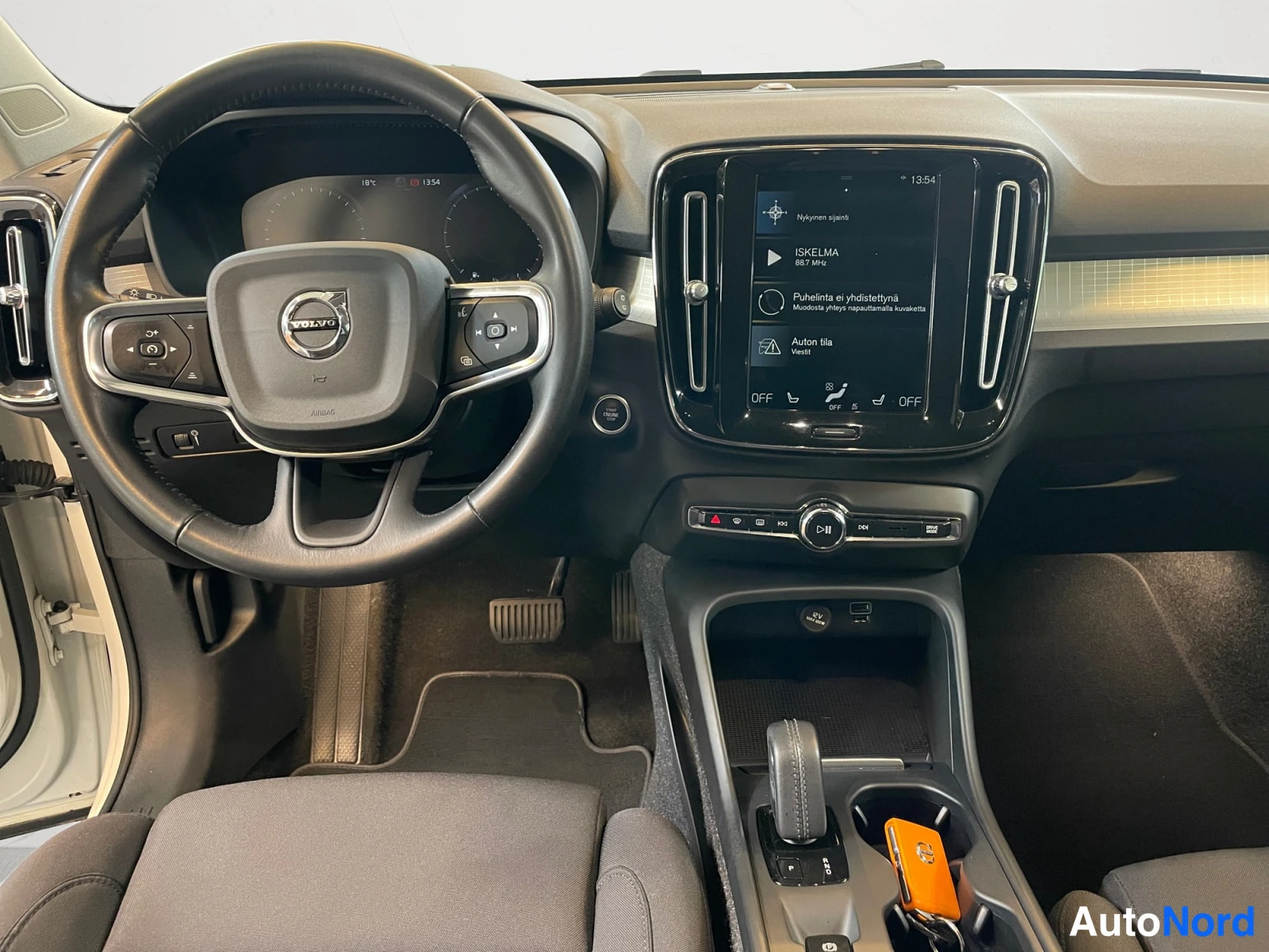 Valkoinen Volvo XC40 2021, etuviisto, keula vasemmalle, kuva 5