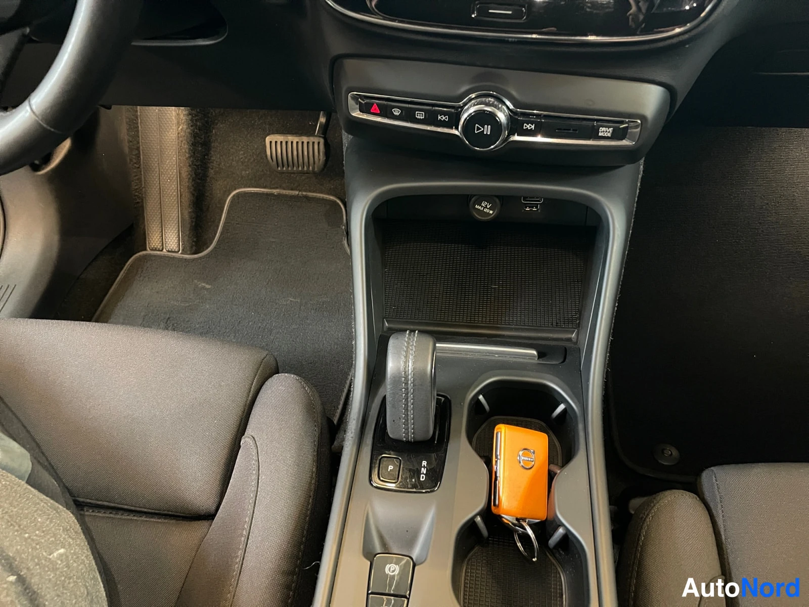 Valkoinen Volvo XC40 2021, kuva 14