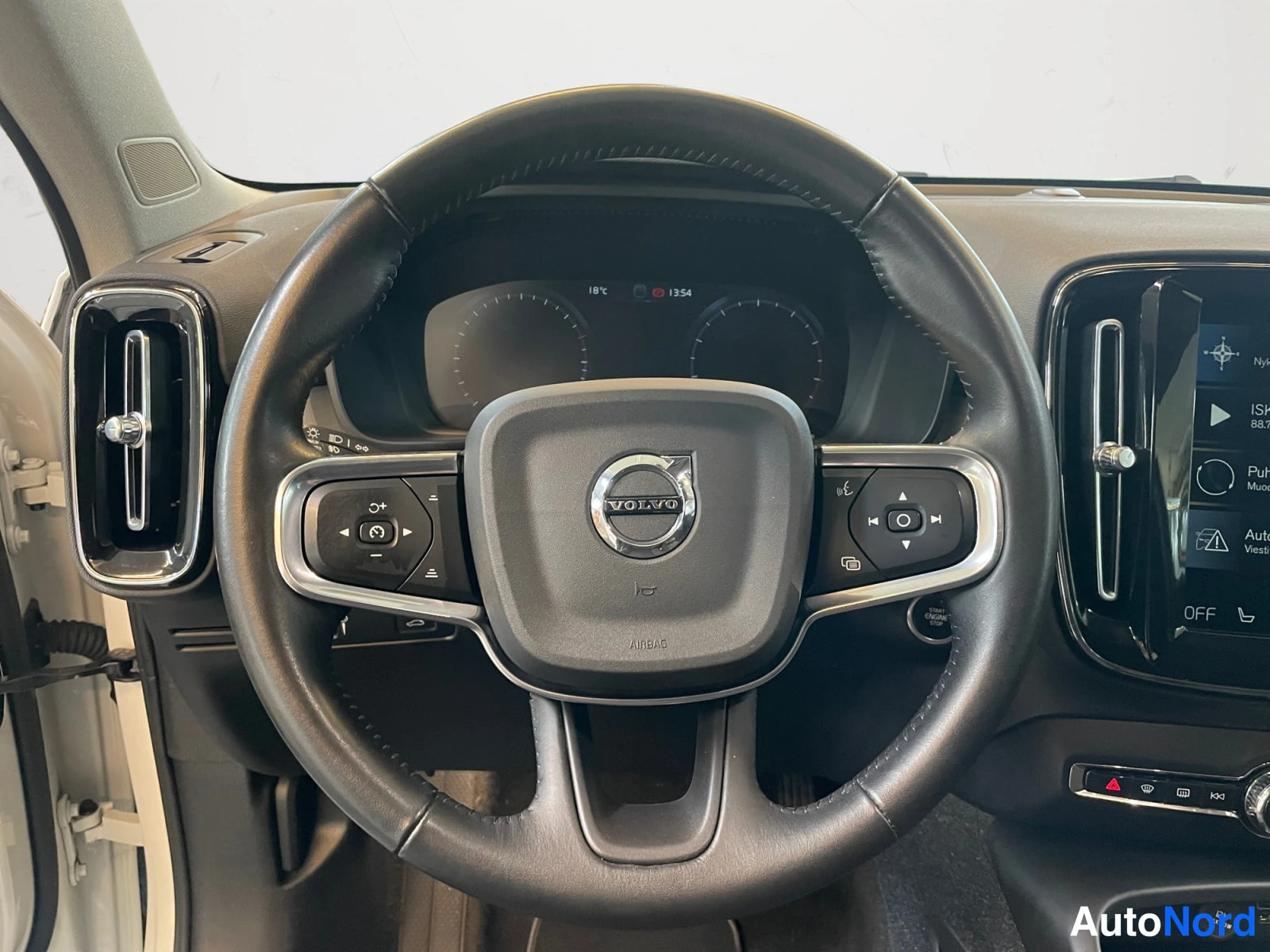 Valkoinen Volvo XC40 2021, kuva 16