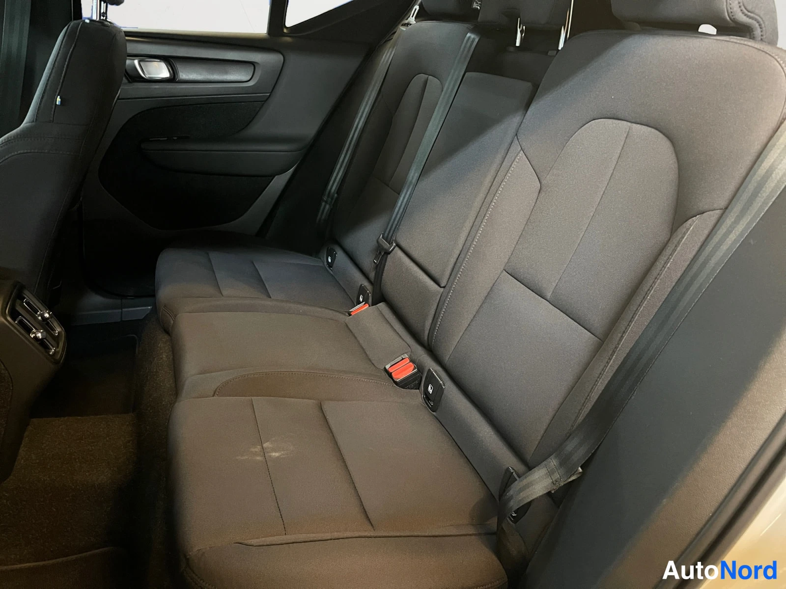 Valkoinen Volvo XC40 2021, kuva 17