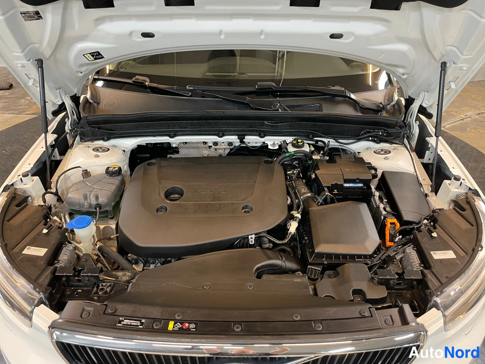 Valkoinen Volvo XC40 2021, kuva 21