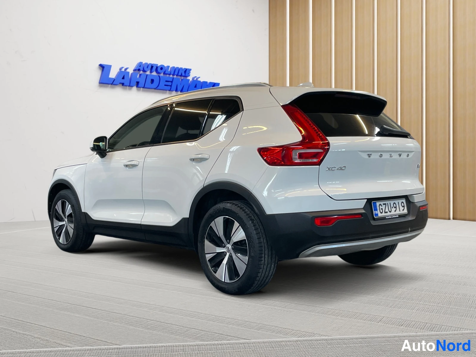 Valkoinen Volvo XC40 2021, takaviisto, kuva 10