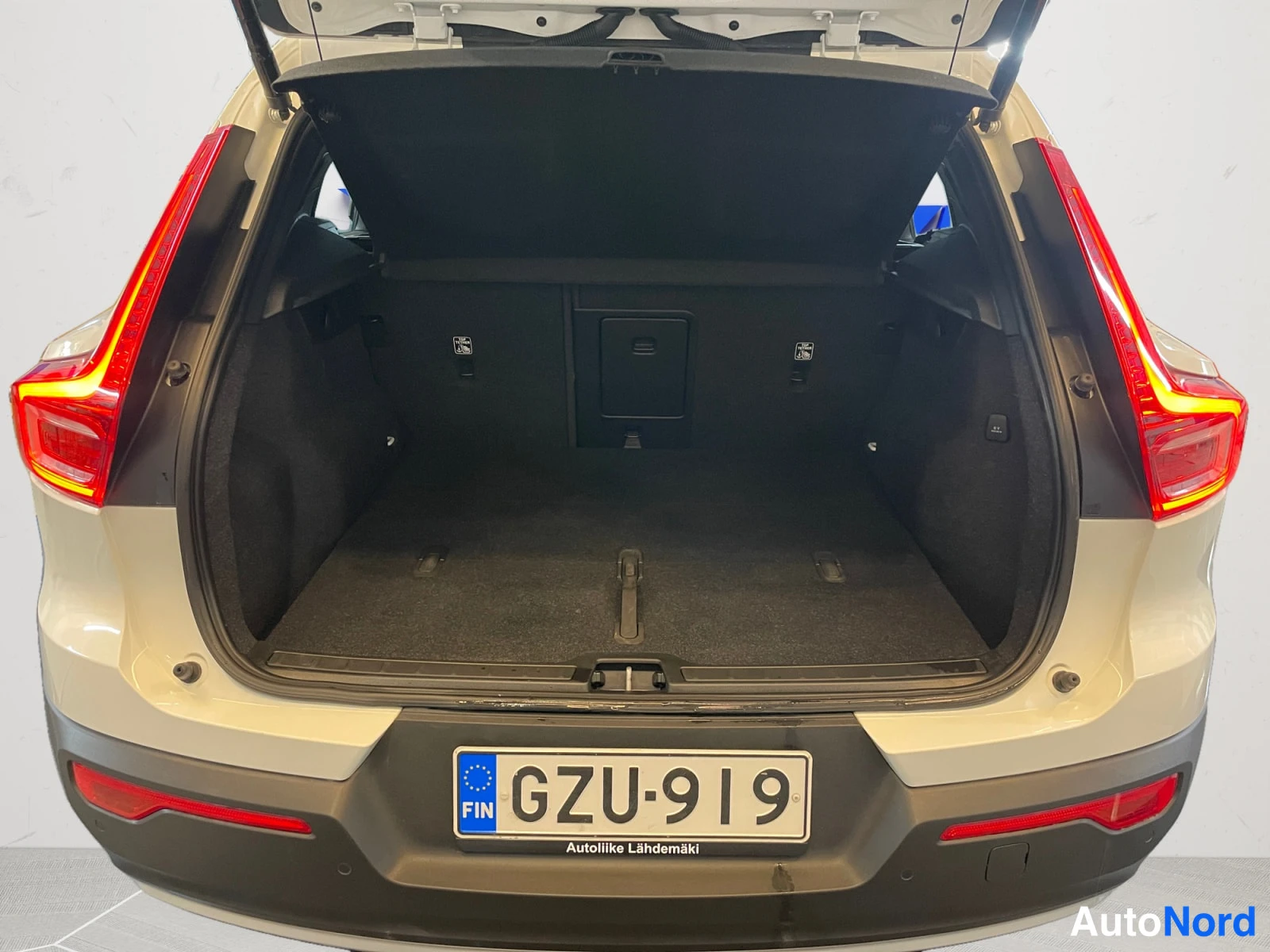 Valkoinen Volvo XC40 2021, takaa, kuva 13