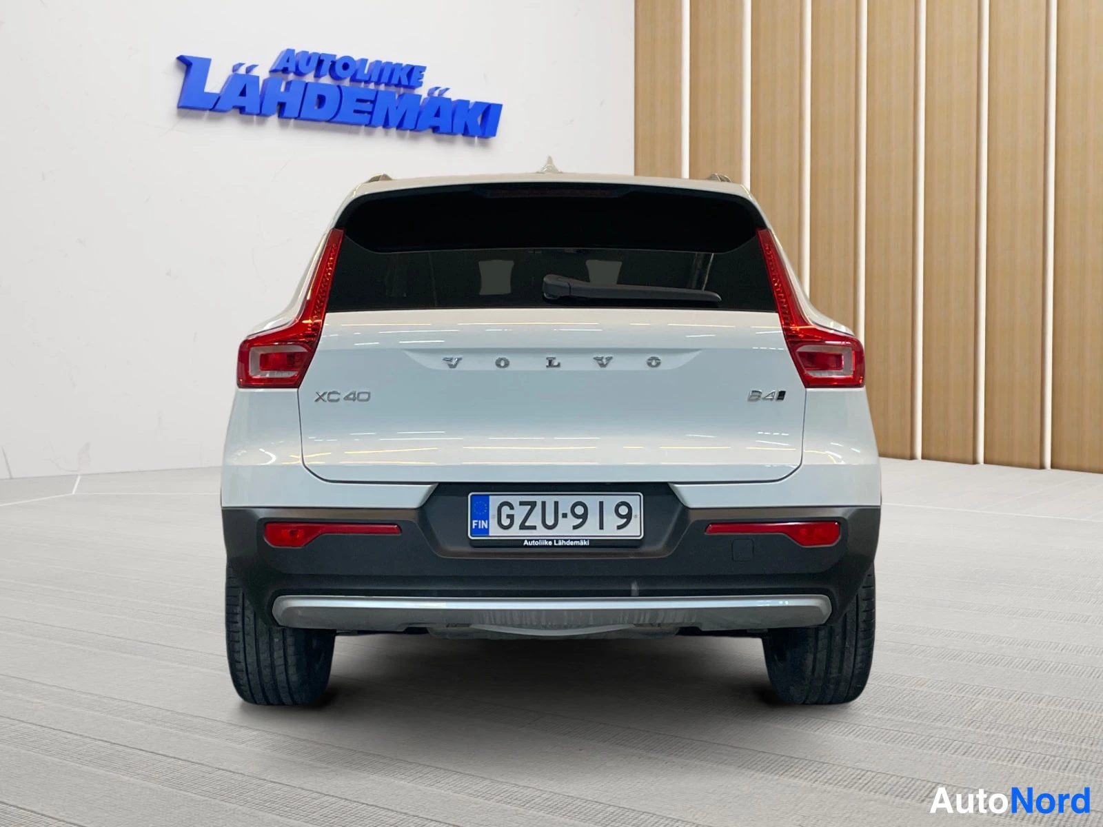 Valkoinen Volvo XC40 2021, takaa, kuva 12